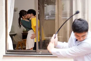 Cậu em trai phát hiện chị kế tự kỷ có quả sextoy to đùng…
