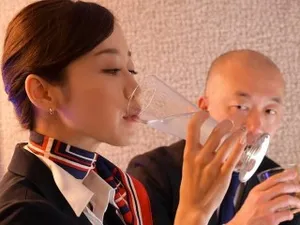 Cô giáo thể dục bị 2 cậu học trò quay trộm rồi ép cô xxx để bịt miệng
