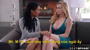 Một cô gái trẻ đầy đặn và quyến rũ đang quan hệ tình dục với một người phụ nữ ở tư thế nằm trên mà không dùng bao cao su. Người phụ nữ trung niên rất hấp dẫn. Cuối cùng, cô ấy ngậm sâu và thổi miệng trong khi thủ dâm.