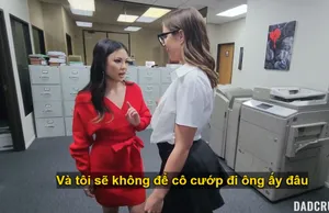 Bạn trai ra ngoài, cô gái bị nhân viên quán lén lút gạ địt