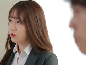 30 Một cô gái trẻ như một con sói chỉ có thể được thỏa mãn bởi một con gà trống đen